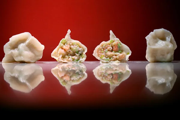 在海伦·尤位于法拉盛的饺子馆里，你可以在电视上看到这些“明星饺子”，然后一口吃了它。
