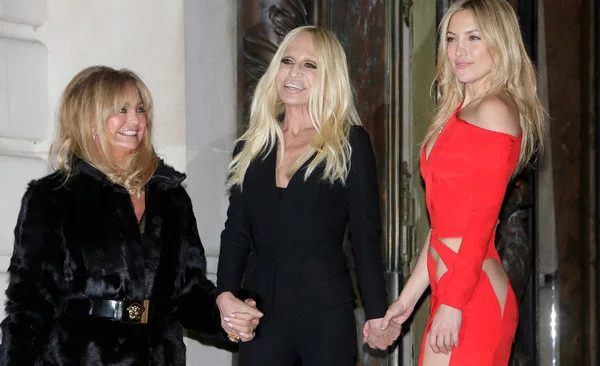 戈尔迪·霍恩、多纳泰拉·范思哲和霍恩的女儿凯特·哈德森在范思哲2015春季巴黎高级定制时装秀上。