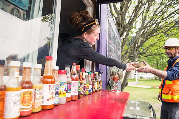 游客们可以去餐车购买食物。图为餐车主凯瑟琳·曼宁在为顾客服务。