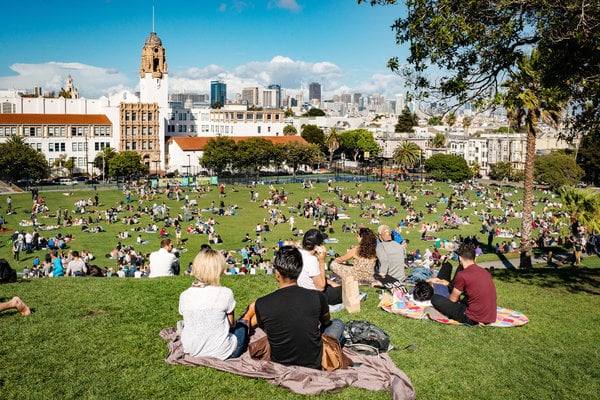 多洛雷斯公园(Dolores Park)，最近又增设了几个网球场和6英亩的草坪。