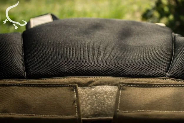 The entrance for the plates, note the wide Velcro.