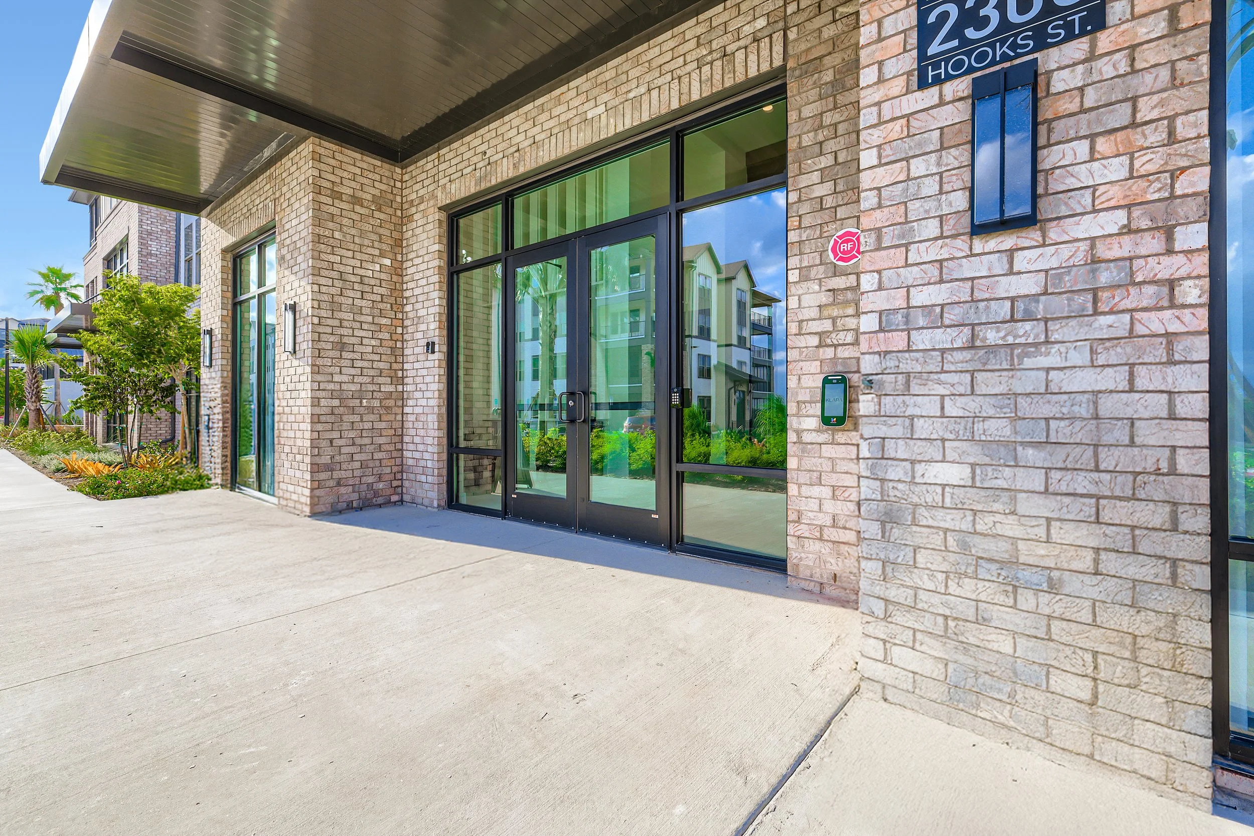 124 Exterior Front Entry-2.jpg