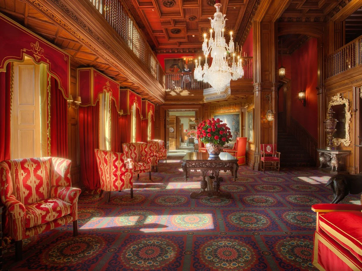 Dating back to 1228, it underwent a two-year, $75 million renovation to create the elegant design it boasts today. As guests enter, they are greeted by a warm and rich lobby with red draperies.
