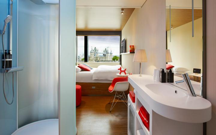 citizenm-tower-london-bedroom-bathroom-large.jpg