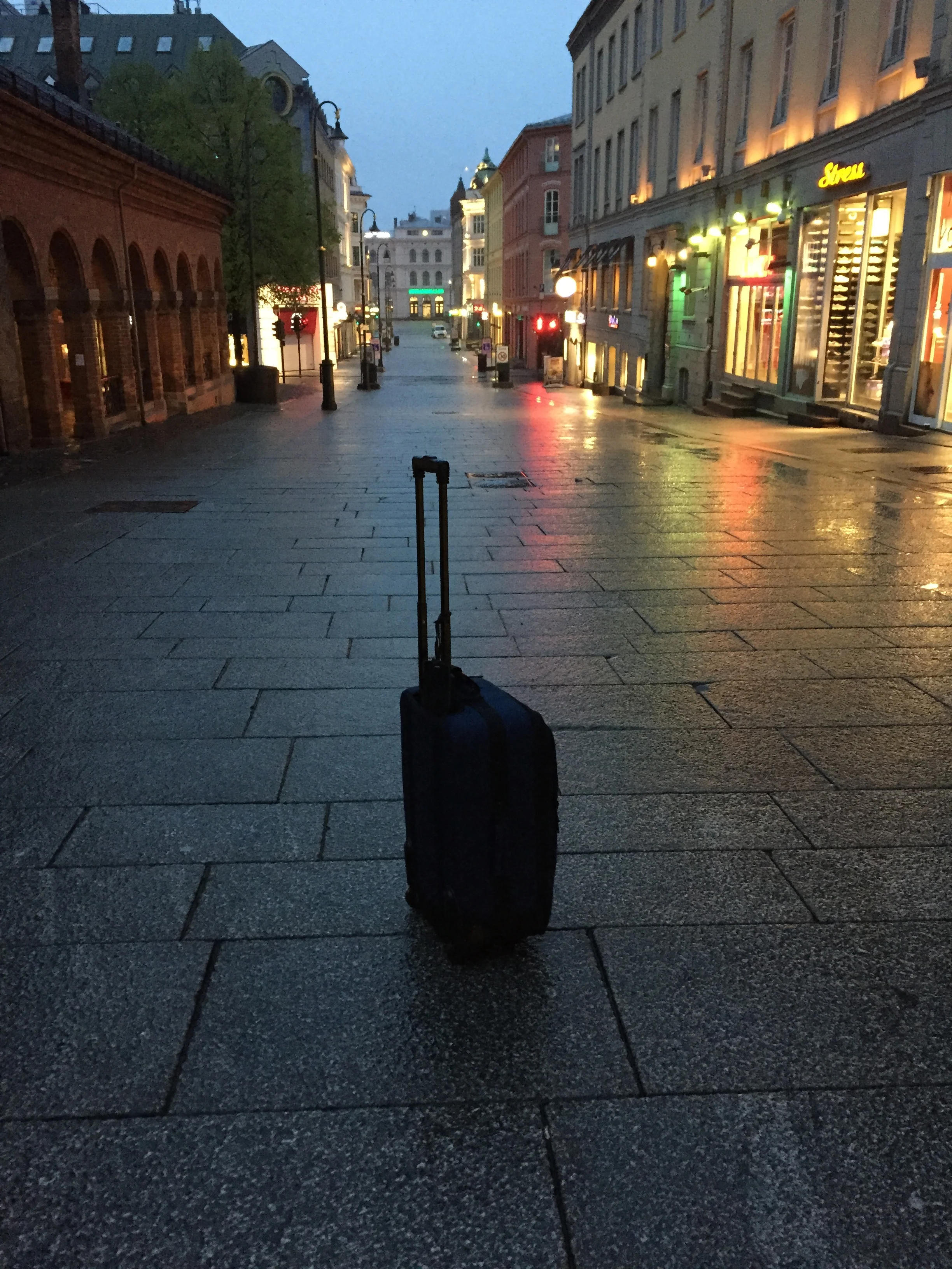 Lug this thing around the streets of Oslo and you'll want to leave it in the middle of the street too. Even if it's only with you because you're heading to the airport.
