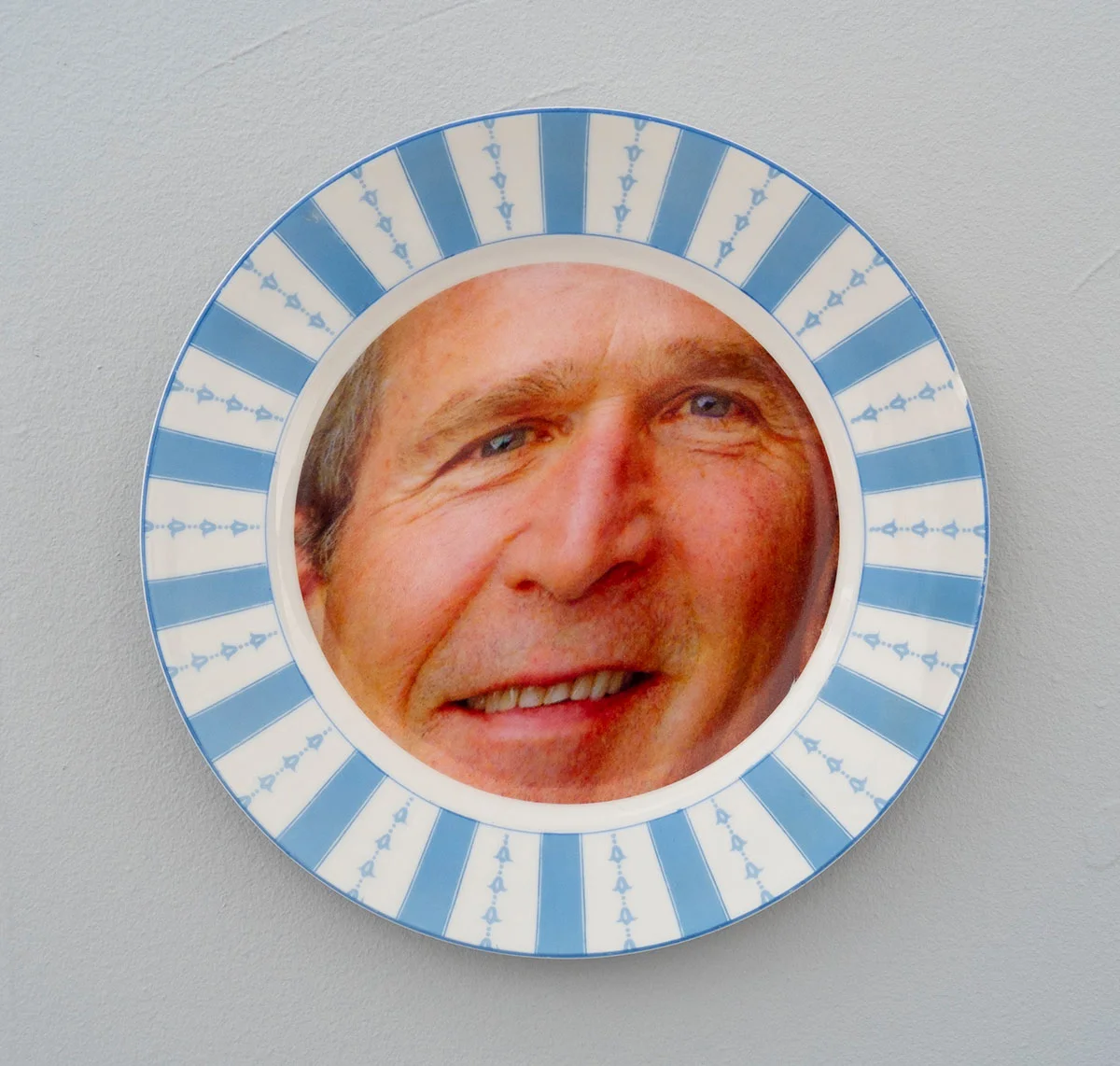 State Dinner. George W. Bush, 2018 . © Bean Gilsdorf. Ceramic plate; 10 inch diameter.