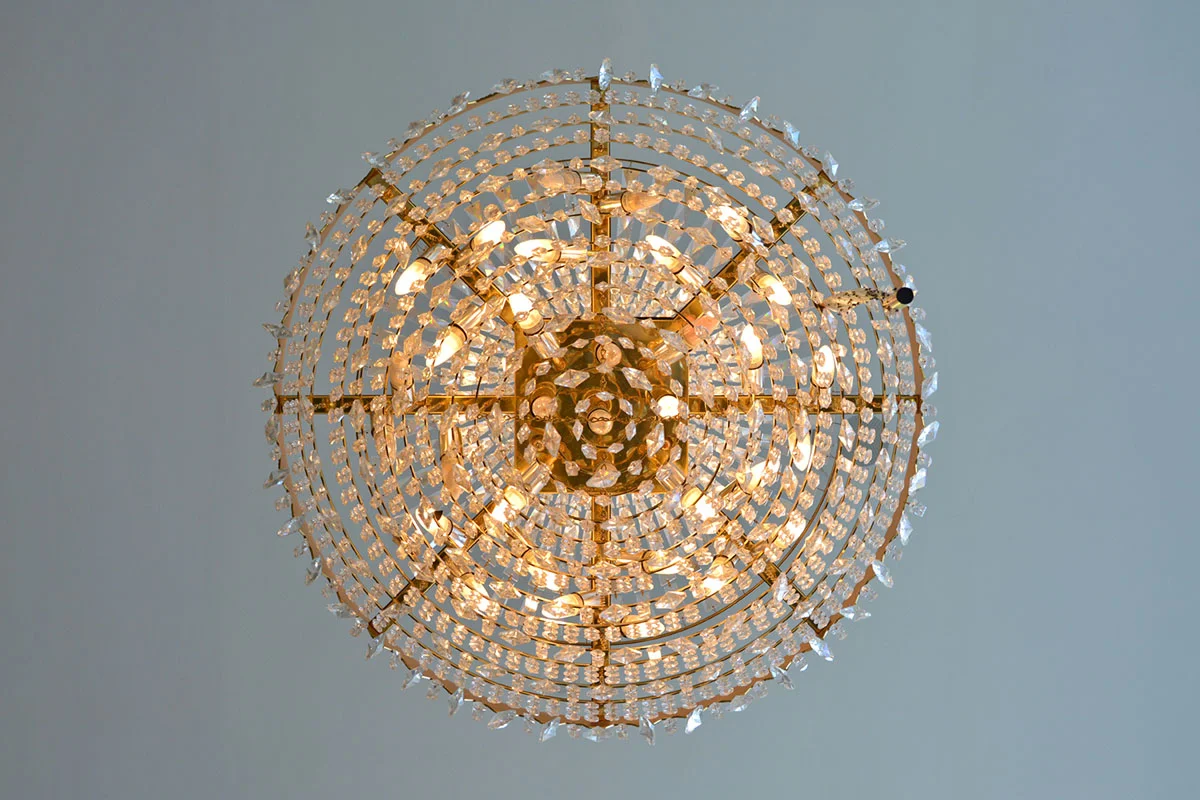 Chandelier in Trump Plaza Lobby. Columbia place entrance. Atlantic City, NJ. July 2015. ©Zoe Strauss