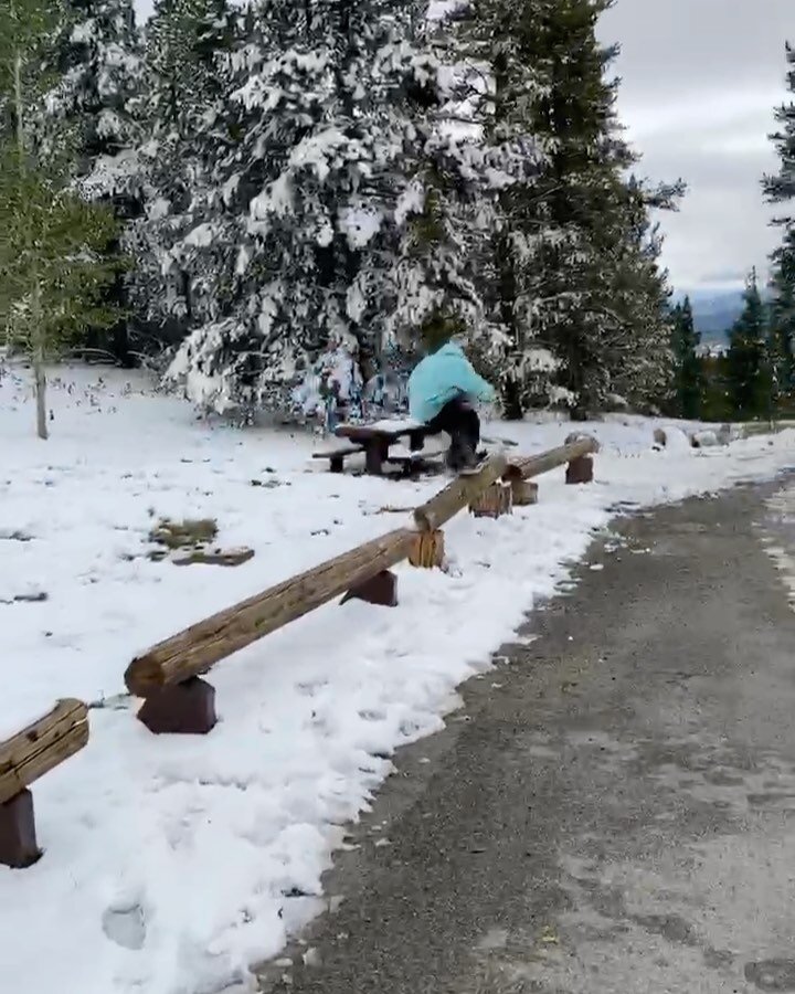 @auztin_oh found @snerberder getting it on the way home from work. Chance boarder encounter ✔️snowing and snowboarding ✔️hype all the way up ✔️