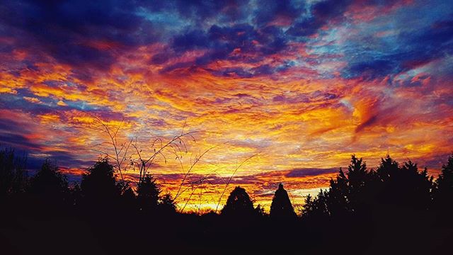Happy New Years 2018 our first Sunrise is here! Home sweet home. #2018sunrise #2018 #newyears #sky #sunrise #cloud #richmond #Vancouver #photographybydustin