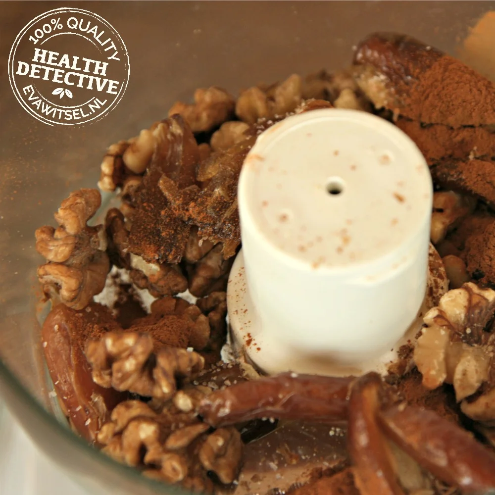 Paleo chocoladetaart hakken.jpg