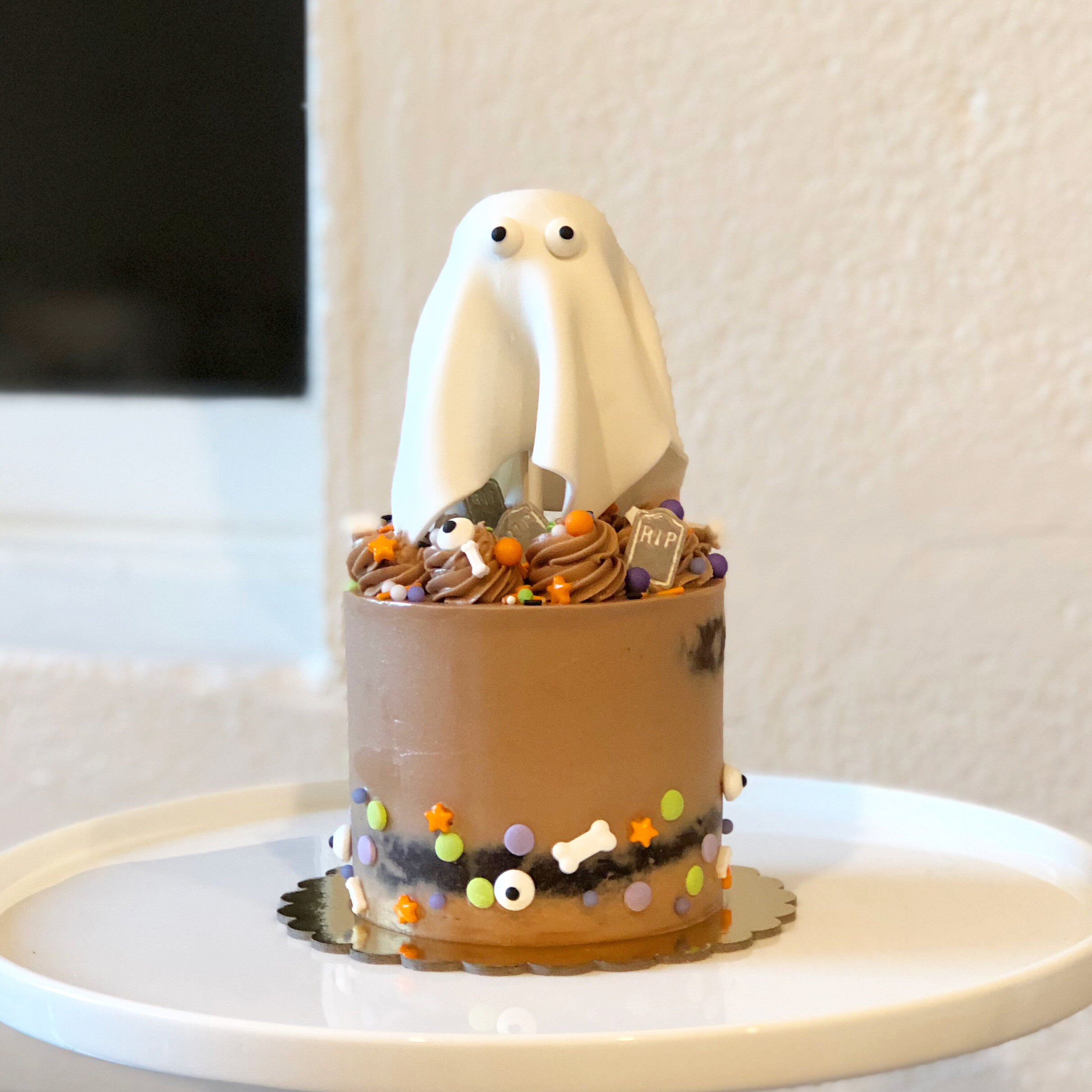 Iso_Halloween_Semi_Naked_Cake_With_Ghost.JPG
