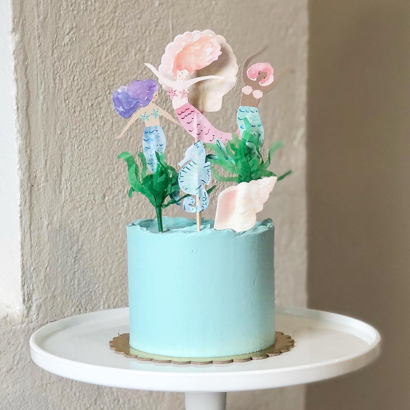 Our Rustic Iced Custom Colour Buttercream Cake in Ocean Blue (from our Short Order Menu) looking oh so cute with our @merimeriparty cake toppers! ⁠
⁠
We have lots of availability within our Short Order menu this week, but be sure to place your order 