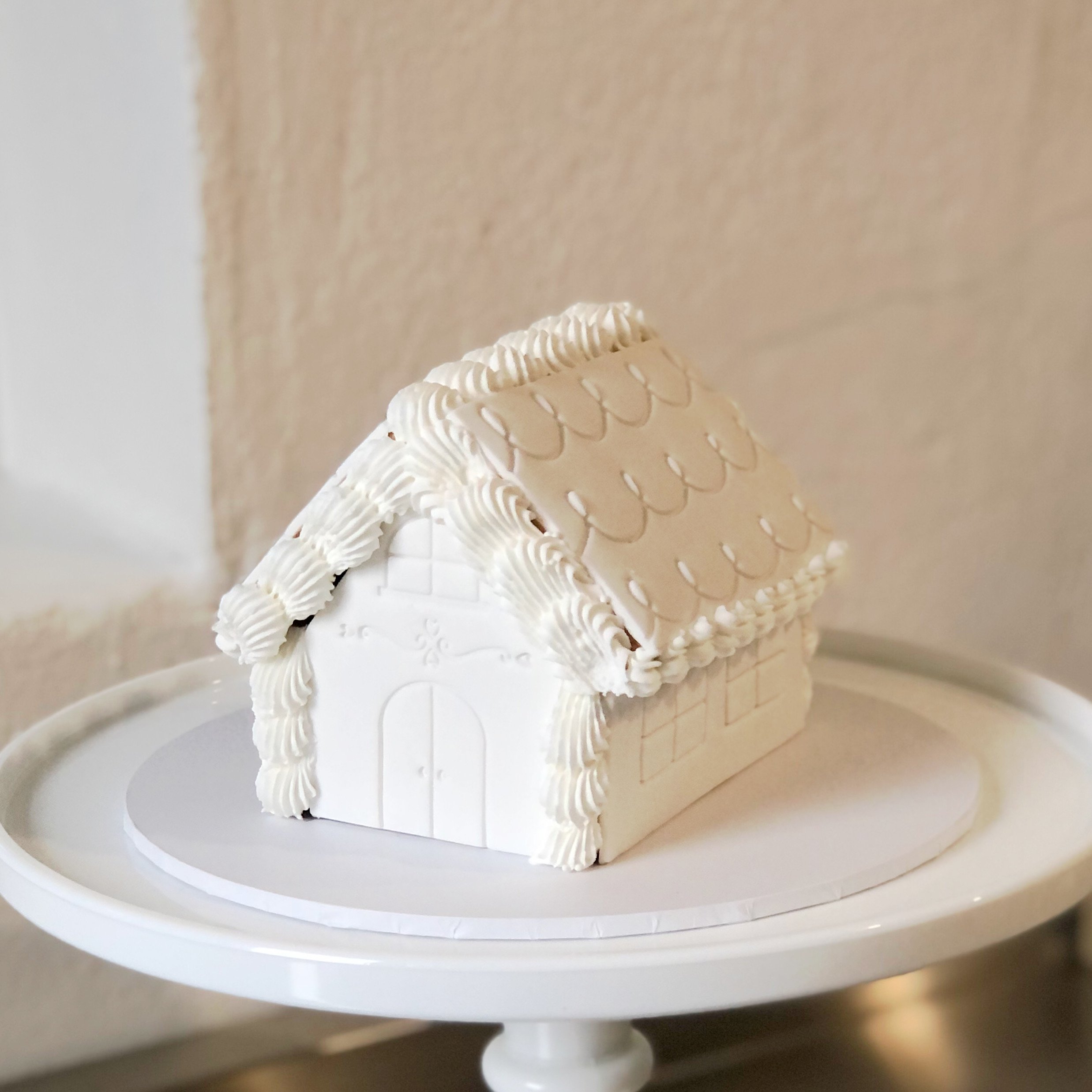 Mini-Sweet-Heart-Iced-Gingerbread-House.JPG