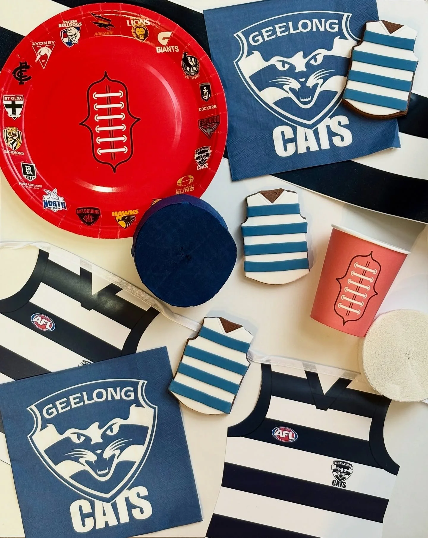 Geelong Cats fans, it&rsquo;s time to get Pre Lim ready! 💙🤍 Jump online and lock in your Burnt Butter footy essentials or join us in store this week! Our gingerbread footy cookies are well stocked and @geelongcats jumper cookies are also in store. 