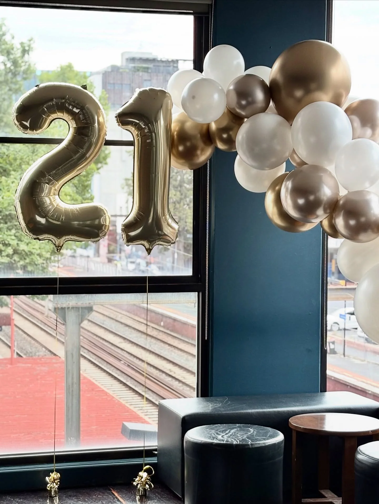 A gorgeous white and shades of gold theme for Catherine&rsquo;s 21st @maevefoxbar last night. 🤍