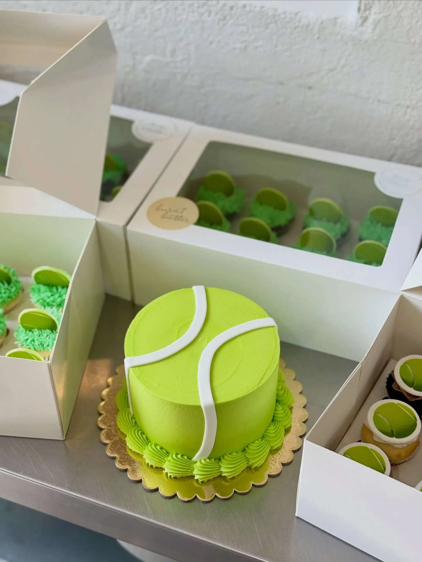 Lock in your AO finals crew and a serve up a winning combination of @burntbuttercakes! Let us help you smash you viewing party with our tennis themed cupcakes, cookies, cakes, party supplies &amp; balloons! 🎾☀️💙