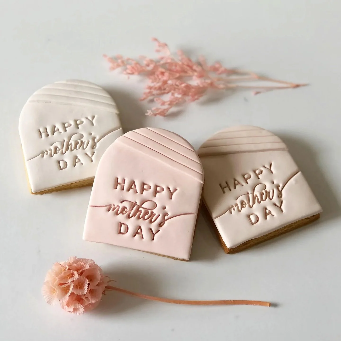 Four @burntbuttercakes cookie designs to gift to Mum. 💞