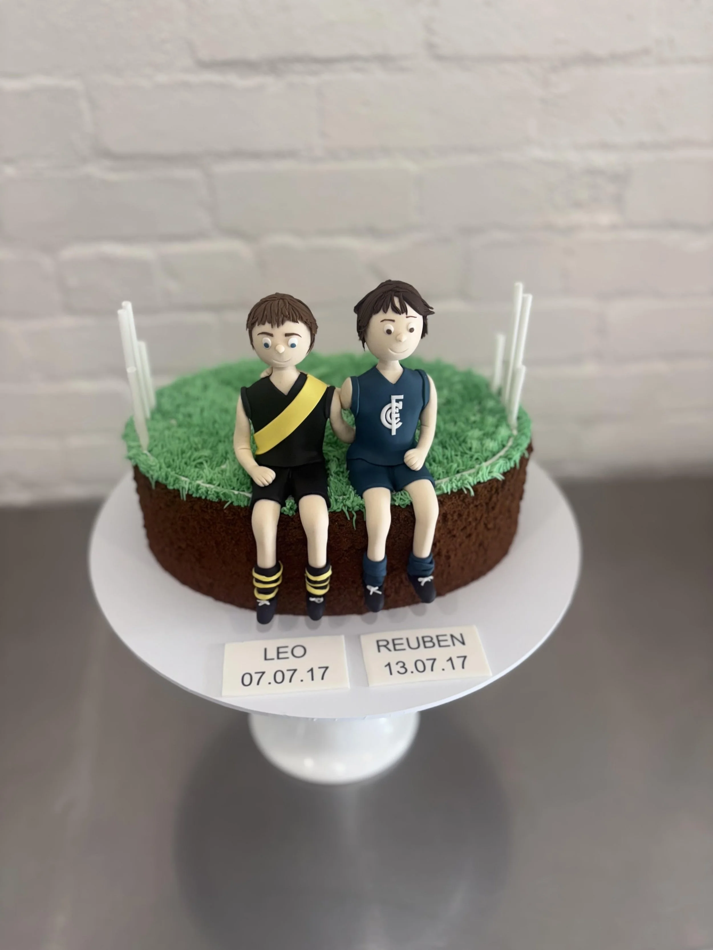 AFL-Footy-Oval-Cake-With-2-Figurines.jpg