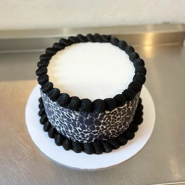 Leopard-Print-And-Edible-Image-Cake-with-Piping-1.jpg