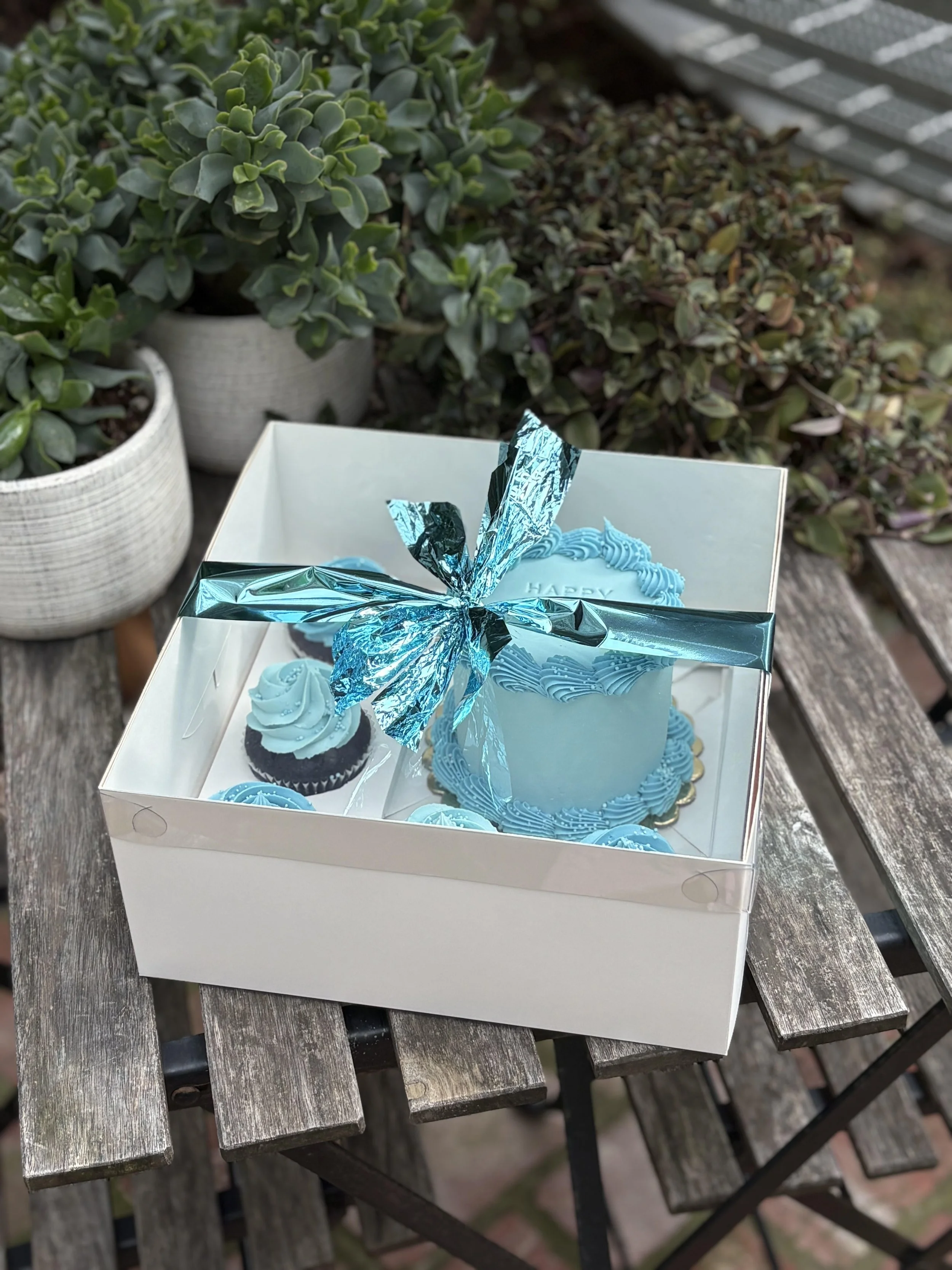 Fathers-Day-Cake-And-Cupcake-Gift-Box-1.jpg
