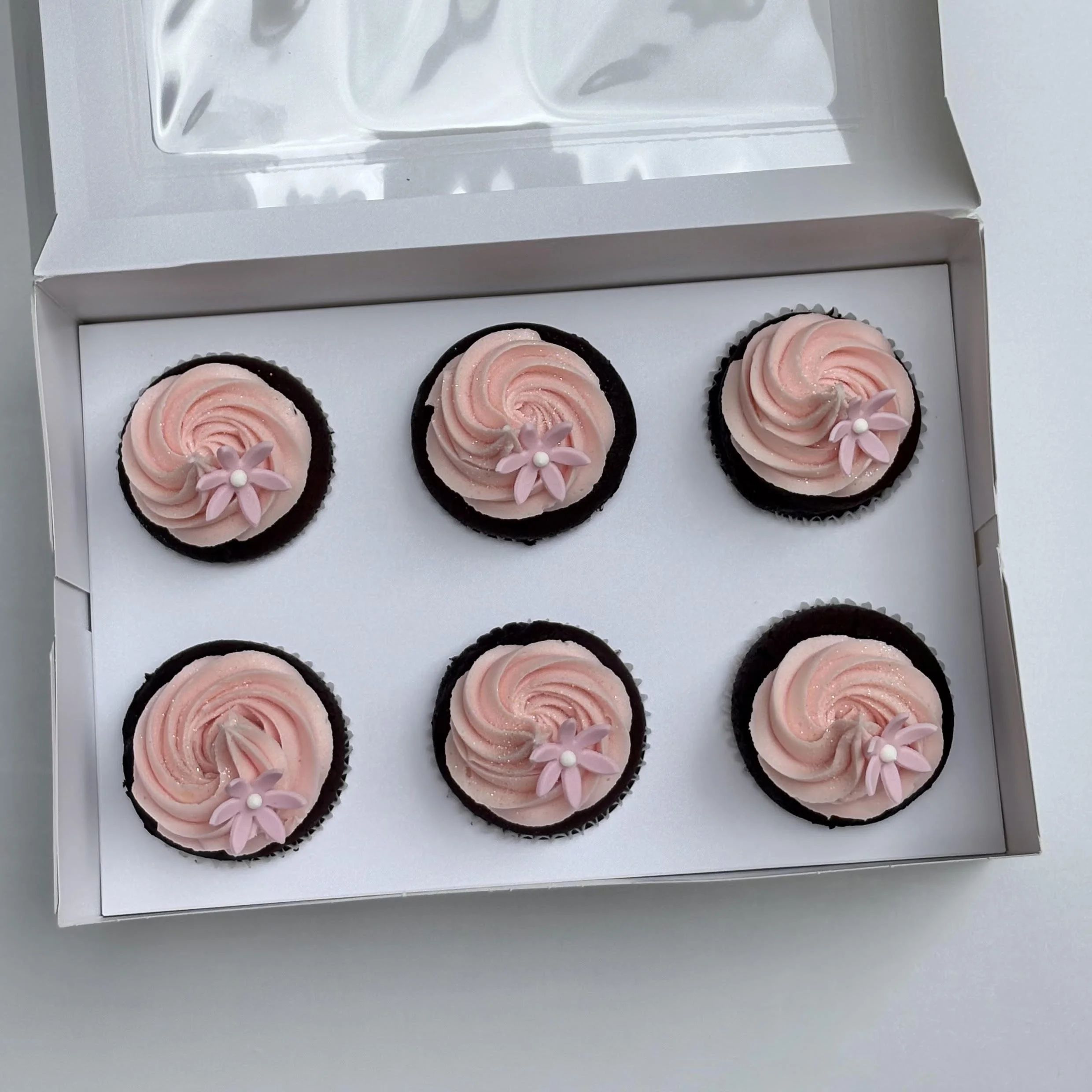 Buttercream-Swirl-And-Flower-Cupcakes.jpg
