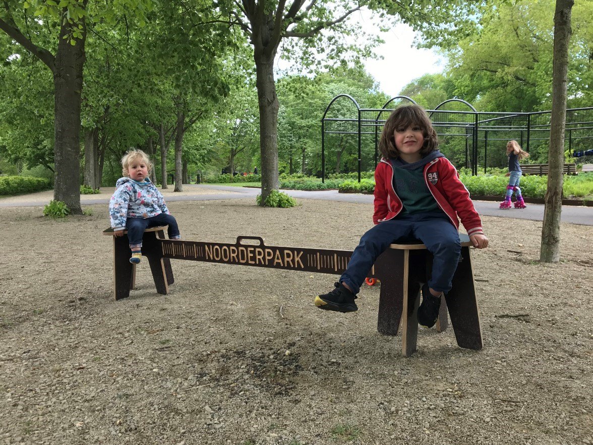 Twee kinderen in het park tijdens de eerste lockdown