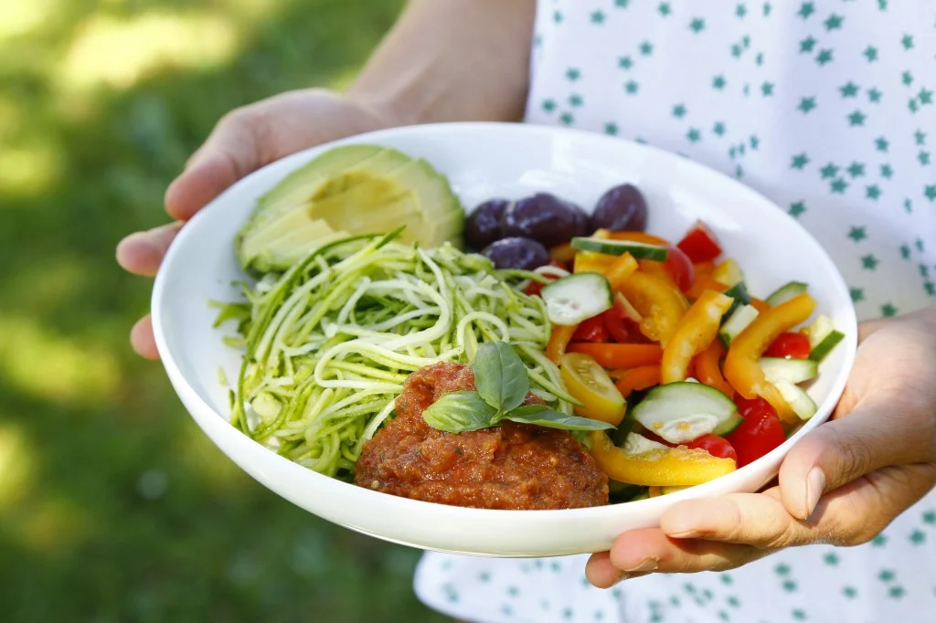Foto: http://www.delscookingtwist.com/fr/2014/09/03/raw-courgette-spaghetti-bowl-guest-post-by-food-moods/