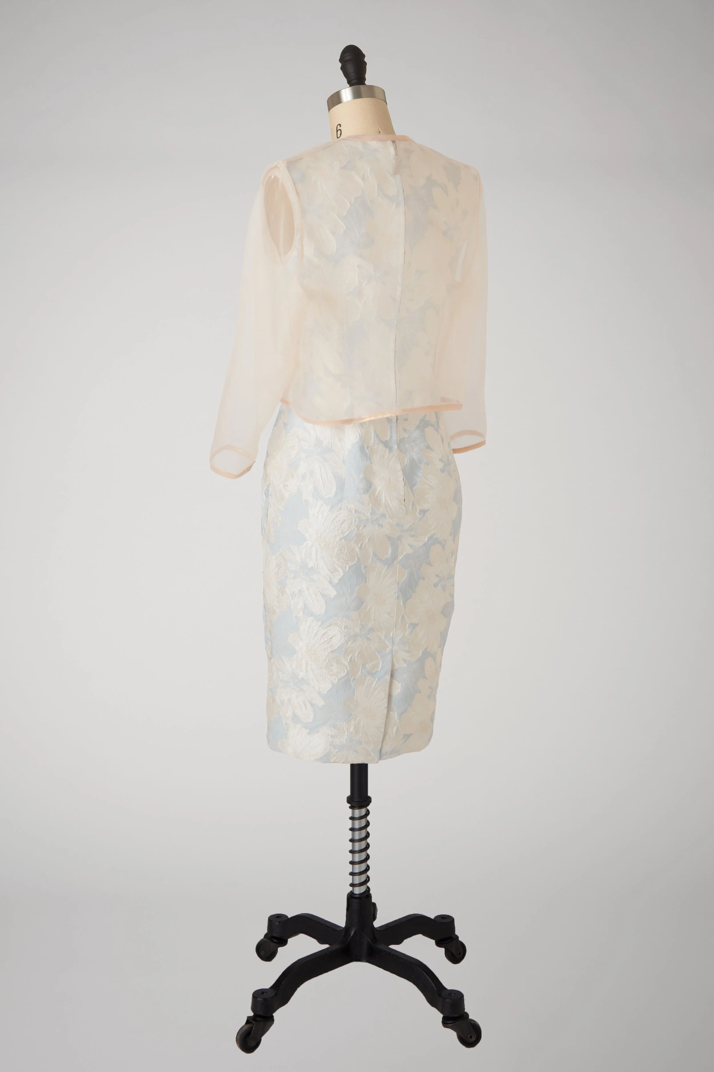 250623_KRNY_short_duster_gold_dress_back_02.jpg