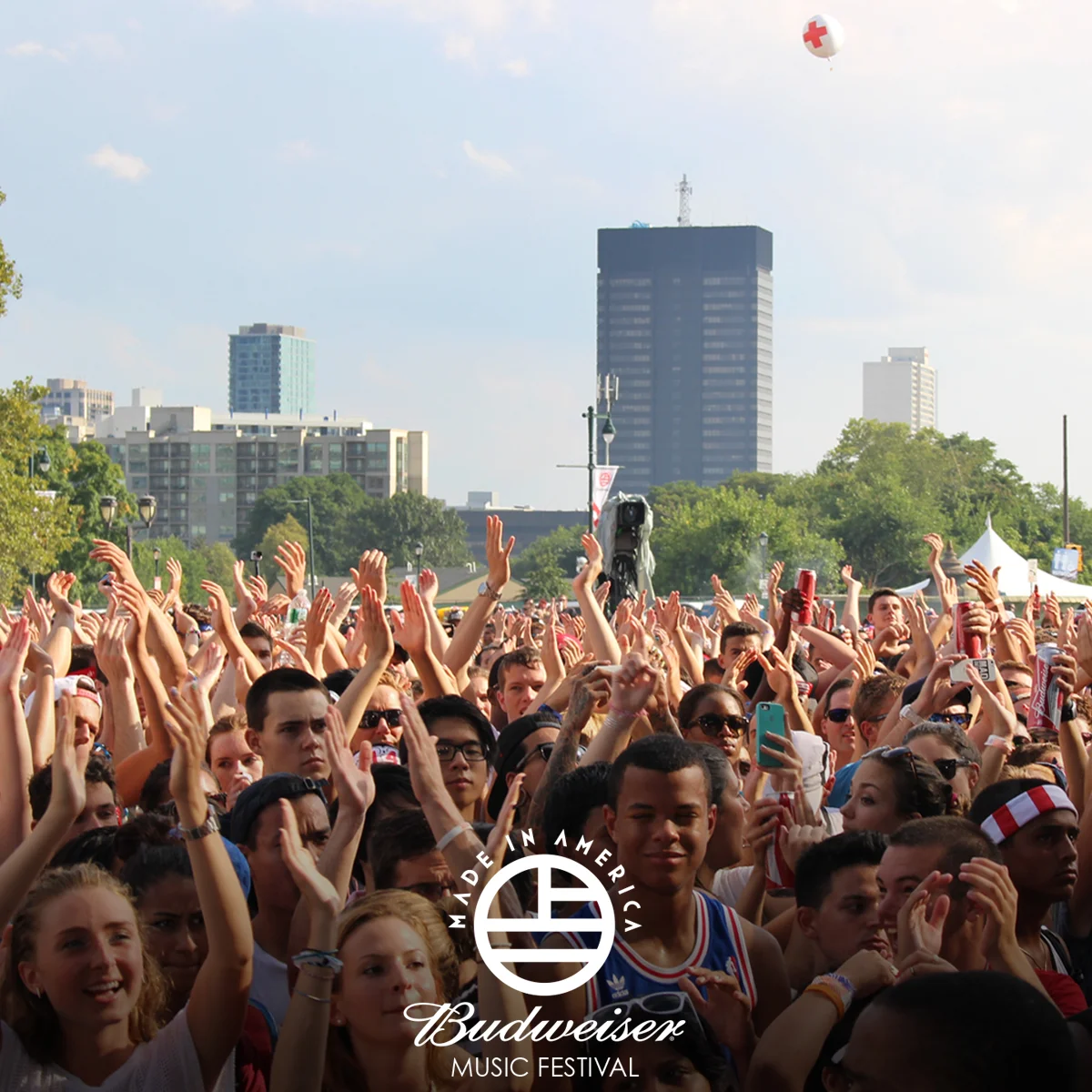745_Crowd_live_stream.jpg