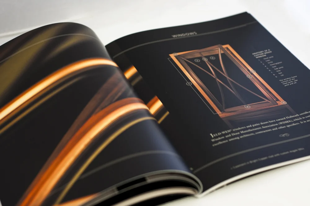 Open magazine showing an illustration and specifications of a wooden smartphone frame.
