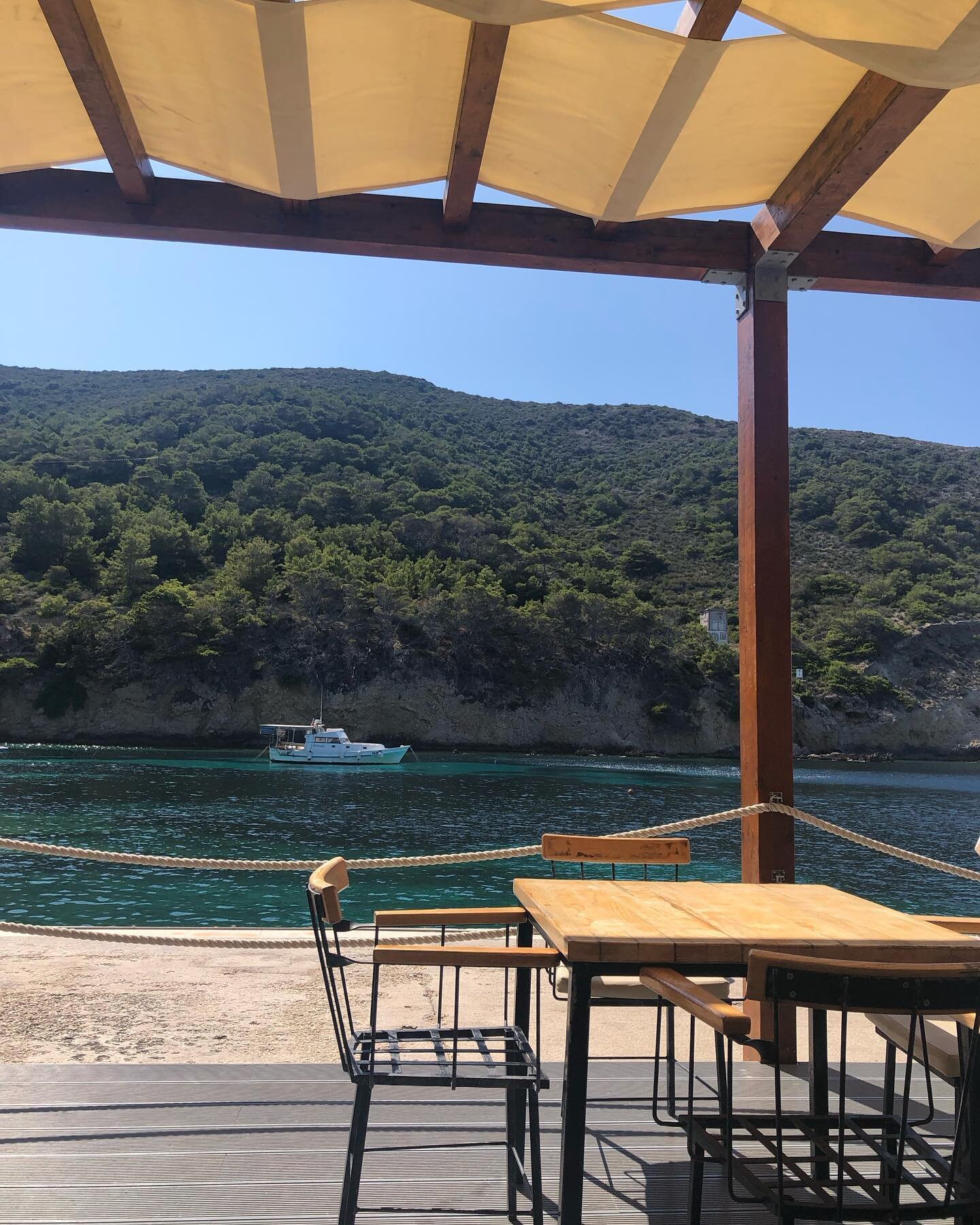 Waiting for the boat 🛥️ 

#bi&scaron;evo #bisevoisland #pergola #travel #croatia #dalmatia #exteriorstyle