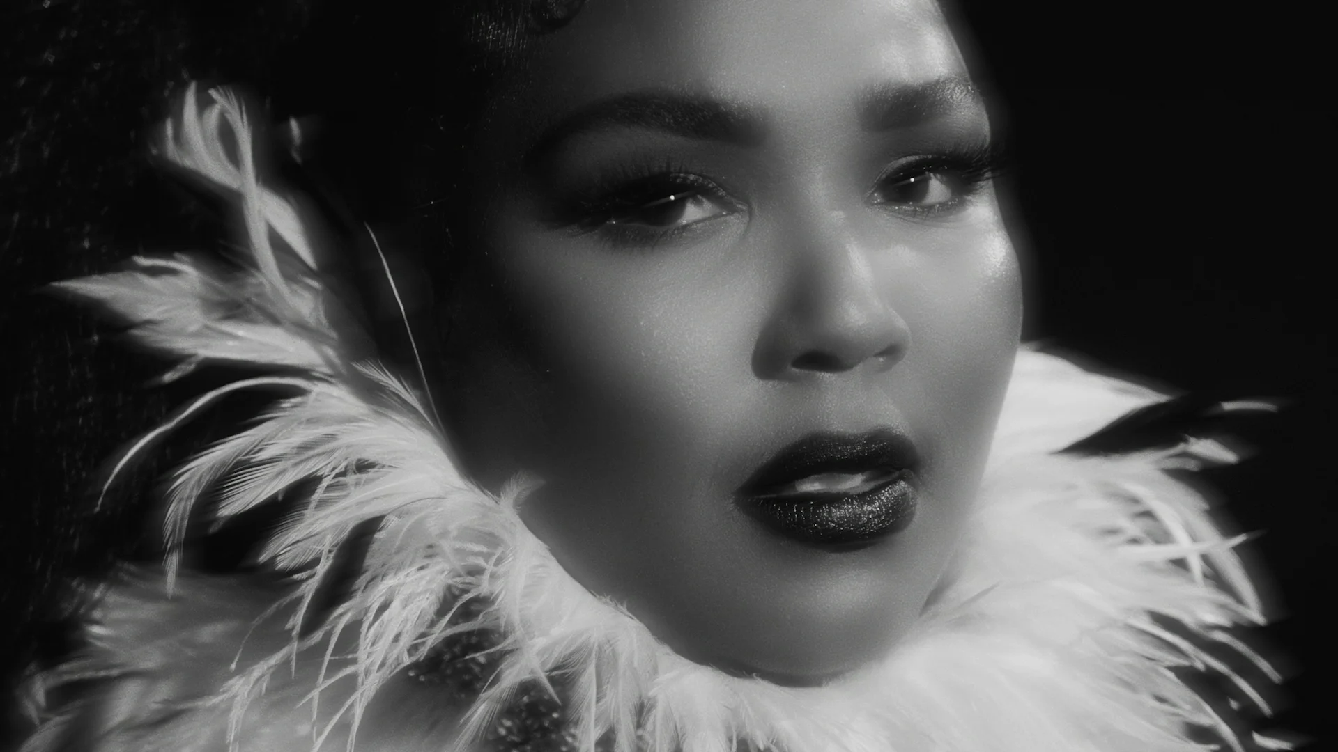 LIZZO_CAUSE_I_LOVE_YOU_422HQ.mov.00_00_12_09.Still001.jpg
