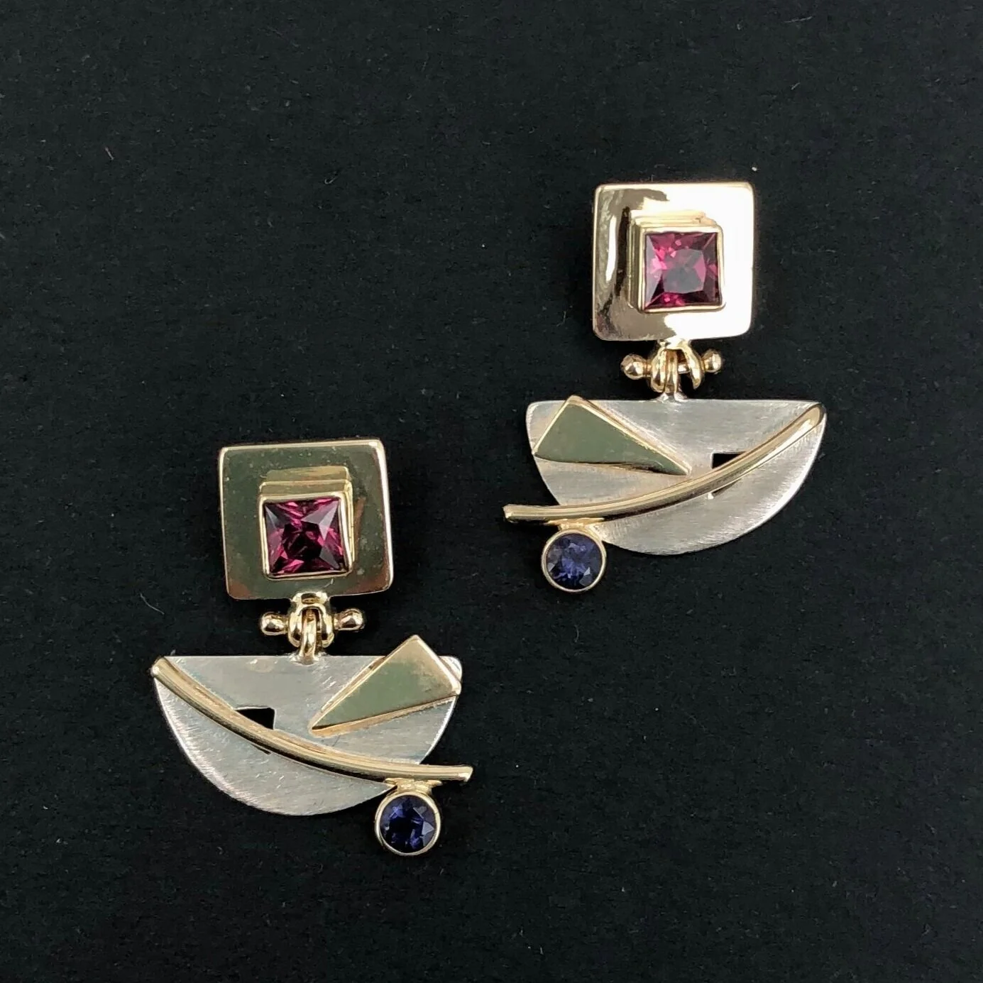 Ball &amp; Wire 1/2 Circle Posts w/ Stones