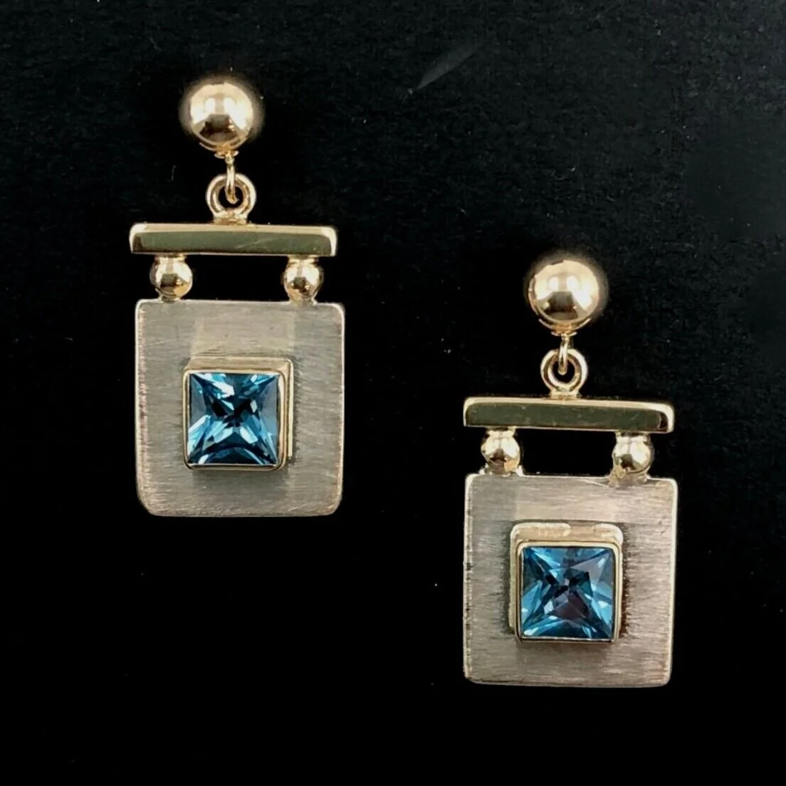 Square Stone w/Bar and Ball Posts