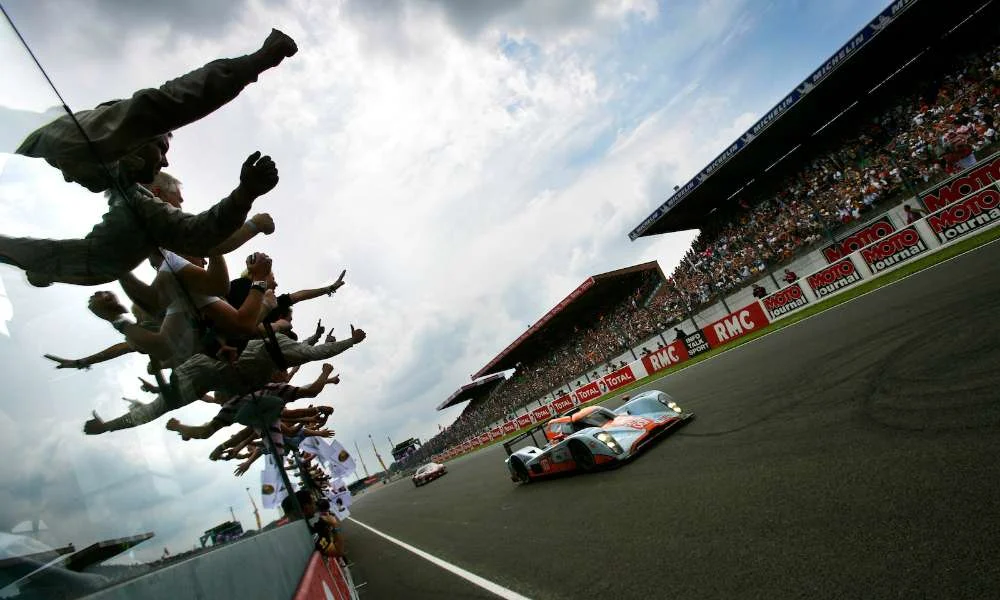 421_amr_le_mans_2010_03e613e2f9574c3f83ac8ec98c43e29e.jpg
