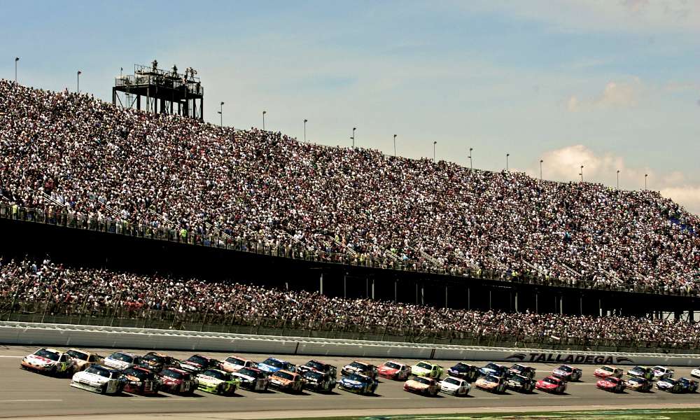 2009_talladega_april_nscs_start_of_race_action_full_stands.11652318.jpg