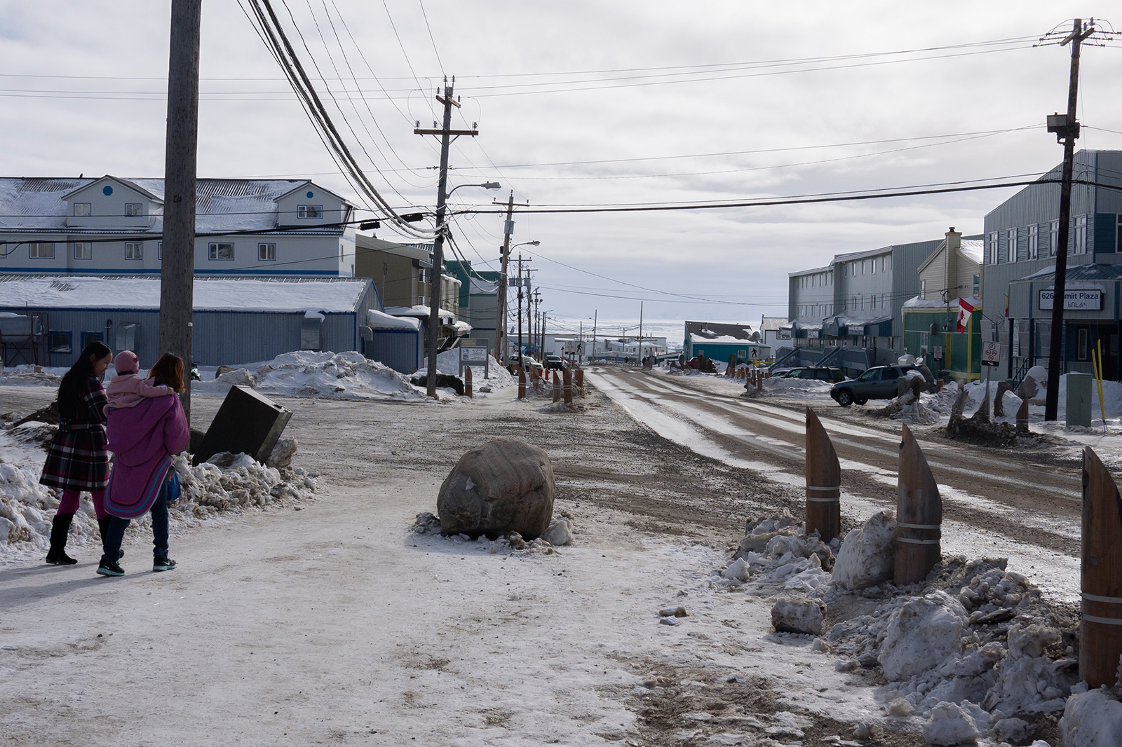 Iqaluit: women packing babies on street