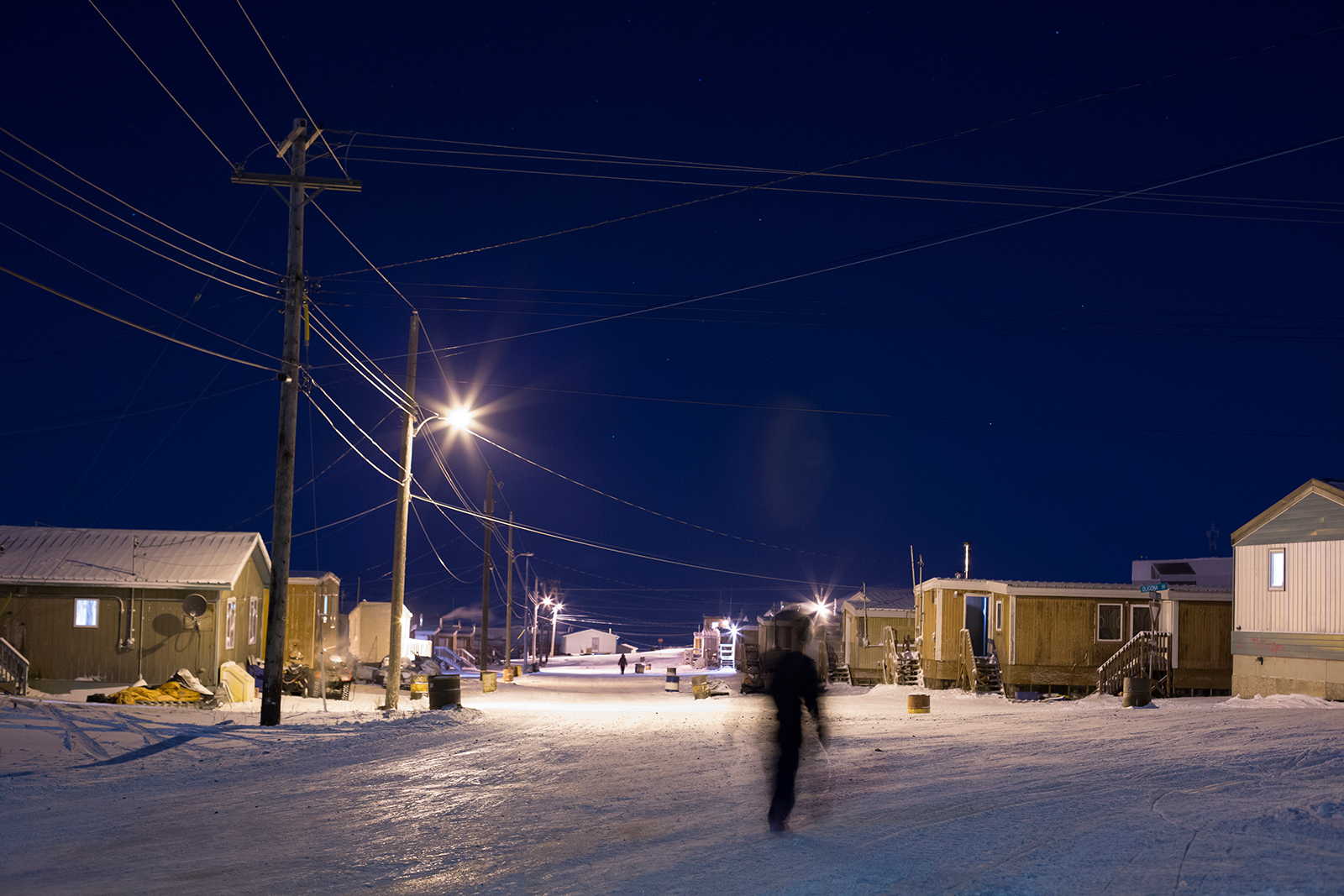 Kugluktuk: crossing the street at night