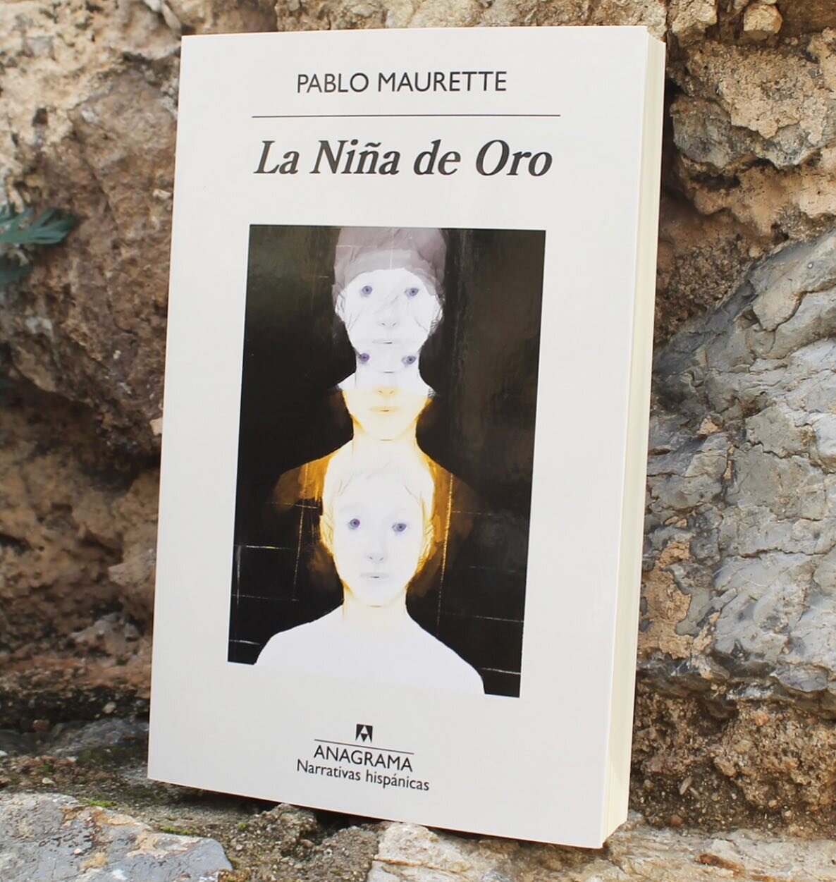 Pablo Maurette's novel LA NI&Ntilde;A DE ORO [THE GOLDEN GIRL] is out now with @anagramaeditor! 🎉

Just before the winter holidays of the year 1999, biology professor An&iacute;bal Doliner is found murdered inside his home in Buenos Aires. The crime