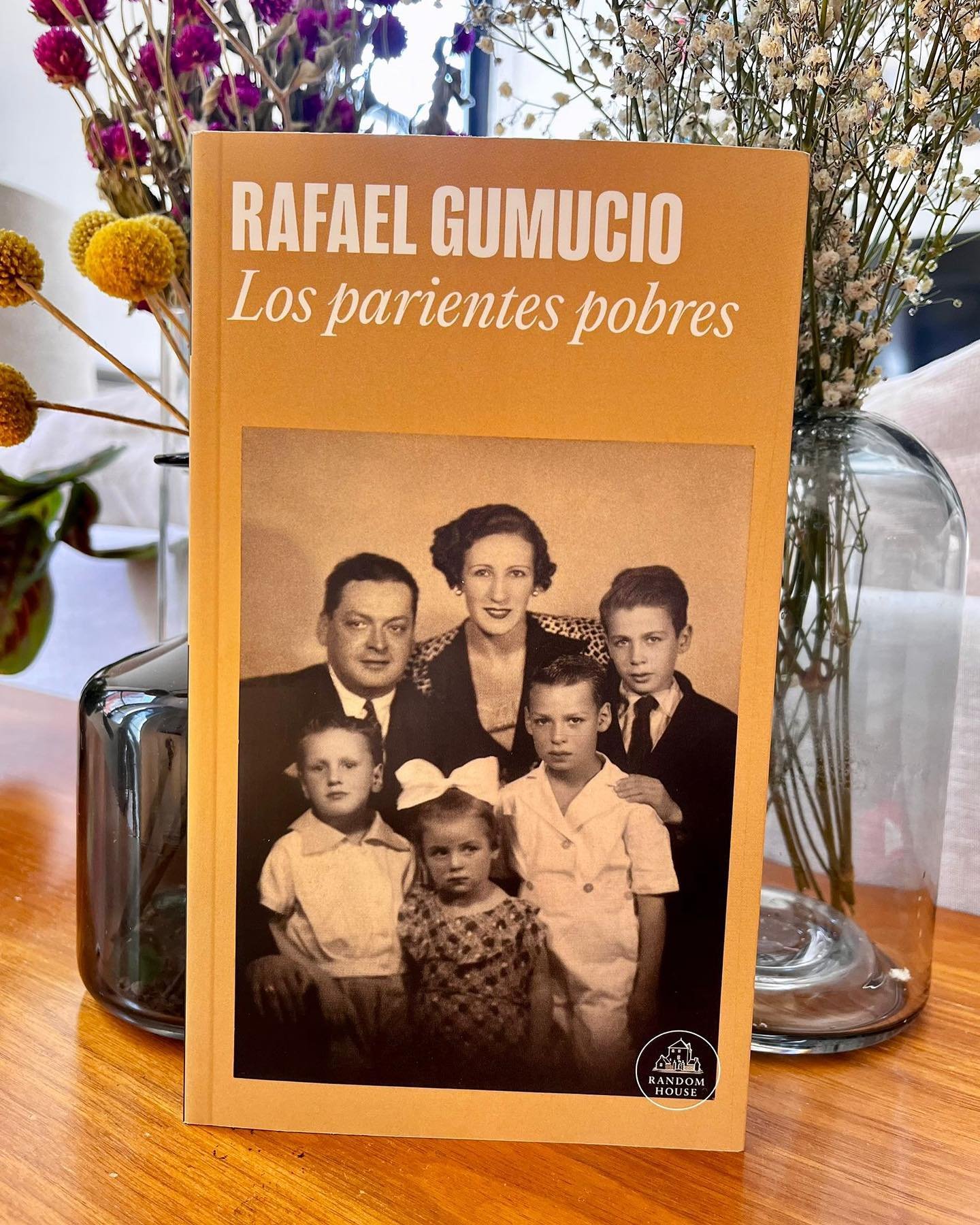 Rafael Gumucio&rsquo;s new novel LOS PARIENTES POBRES is out now with @penguinlibroscl! 🎉

Eleven brothers exchange messages about the situation regarding their father, who in his old age is forging scandalous connections and exhibiting behavior tha