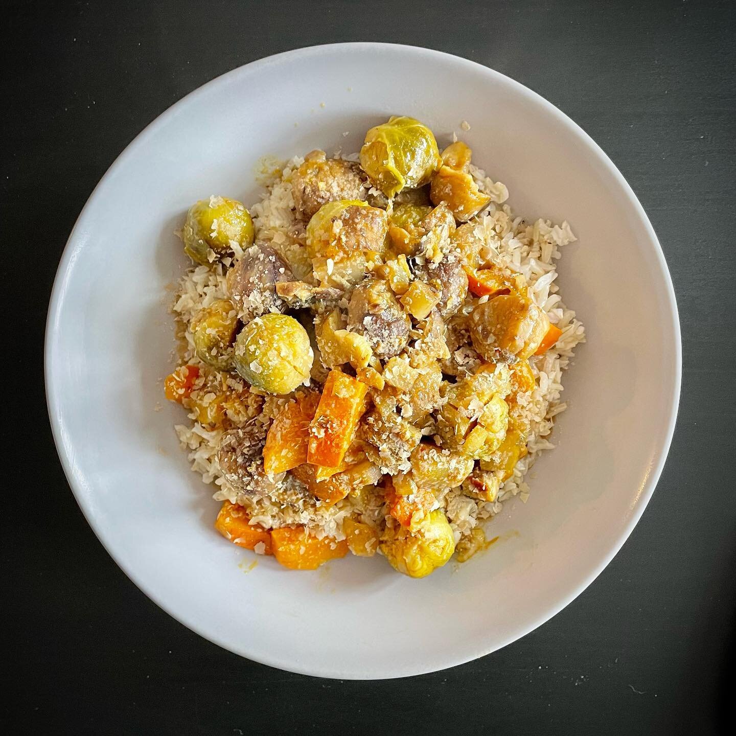 Brussels sprouts, pumpkin, mushrooms, chestnuts, and Jerusalem artichokes, in chili and coconut milk sauce with a dash of nutritional yeast on top, cuddled on full grain rice.

#veganberlin #veganhardships #vegancooking #homecooking #seasonal #local