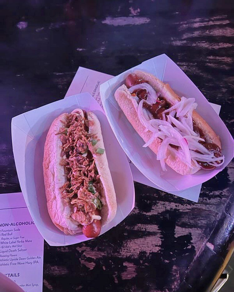 Which one would win in a fight? 🥊 

🧅 Shallot of the Colossus - Kewpie with fried shallot.

Vs

🍅 Devil May Curry - Curry ketchup with pickled onions. 

Both available at @wondervillenyc during open hours!