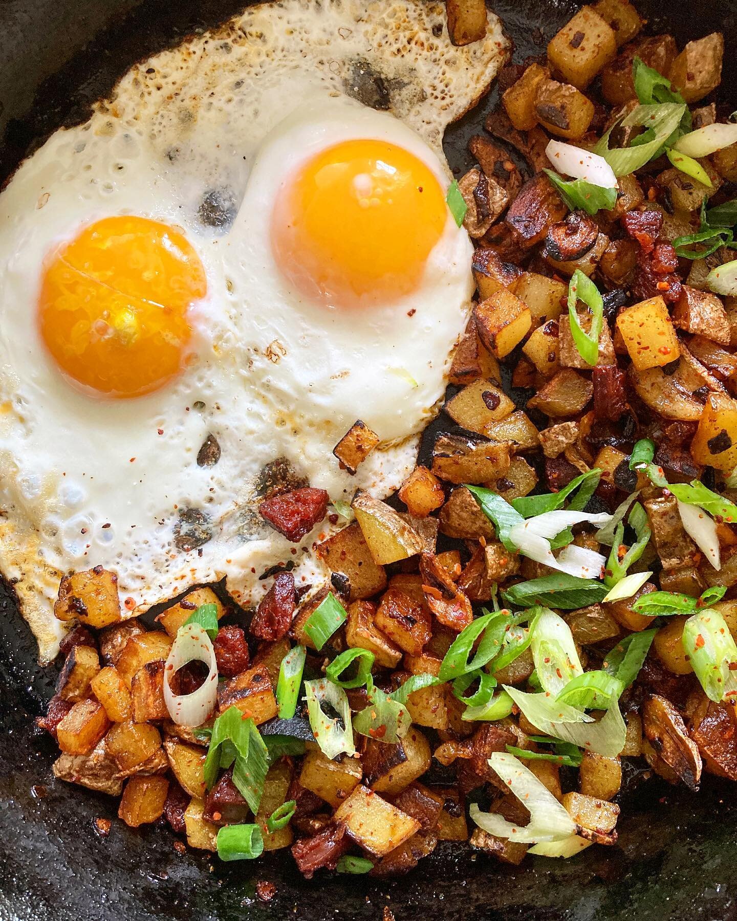 Chorizo skillet!
🍳 Eggs
🥔 Fried potatoes
🐷 Chorizo
🌱 Scallion