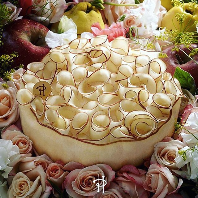Rose apple quince mascarpone sabl&eacute; Breton...you must try this ethereal seasonal creation at @pierrehermeofficial before it&rsquo;s no longer!-
-
📷 @pierrehermeofficial #regram