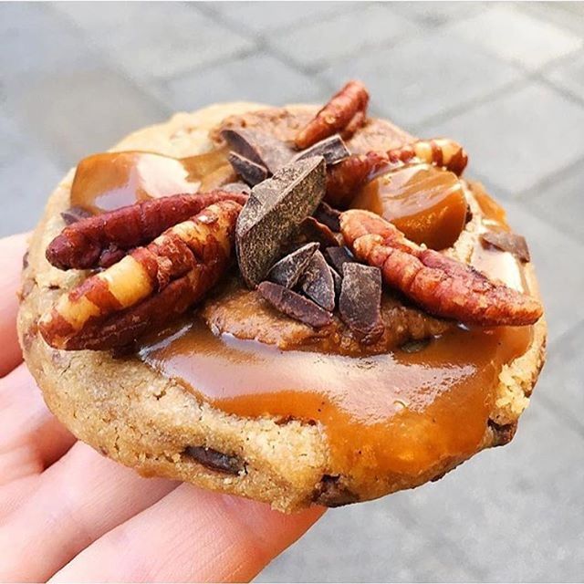 Toasted pecan chocolate chip cookie, done &ldquo;karamel style&rdquo;. We can just imagine the nutty, toasty, rich, caramelly, chocolatey moments of this creation.
-
Photo: @karamel_paris_officiel @majolielouise