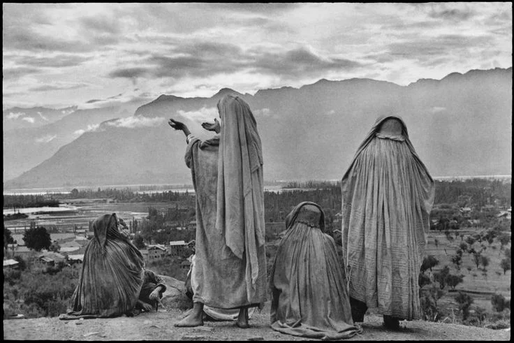 INDIA. Kashmir. Srinagar. Muslim women on the slopes of Hari Parbal Hill. 1948. © Henri Cartier-Bresson / Magnum Photos