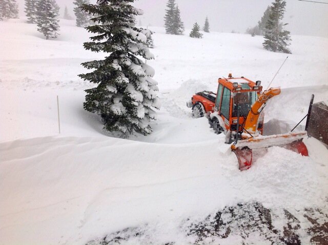 private snow removal contractor of Alta Vista at work