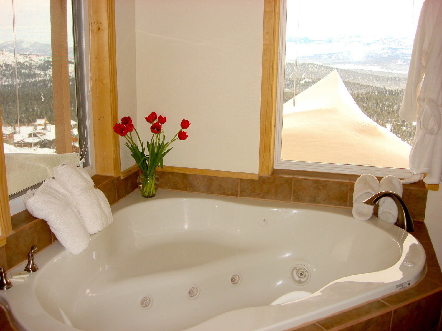 2-person jacuzzi in MBA of Alta Vista