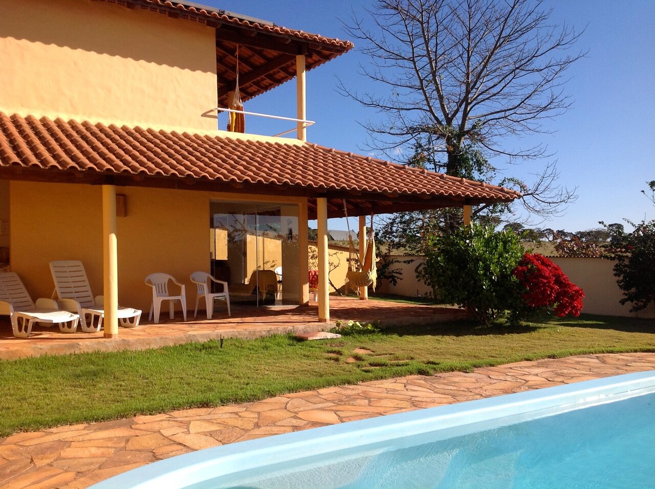 Casa de Luz - side view with swimming pool