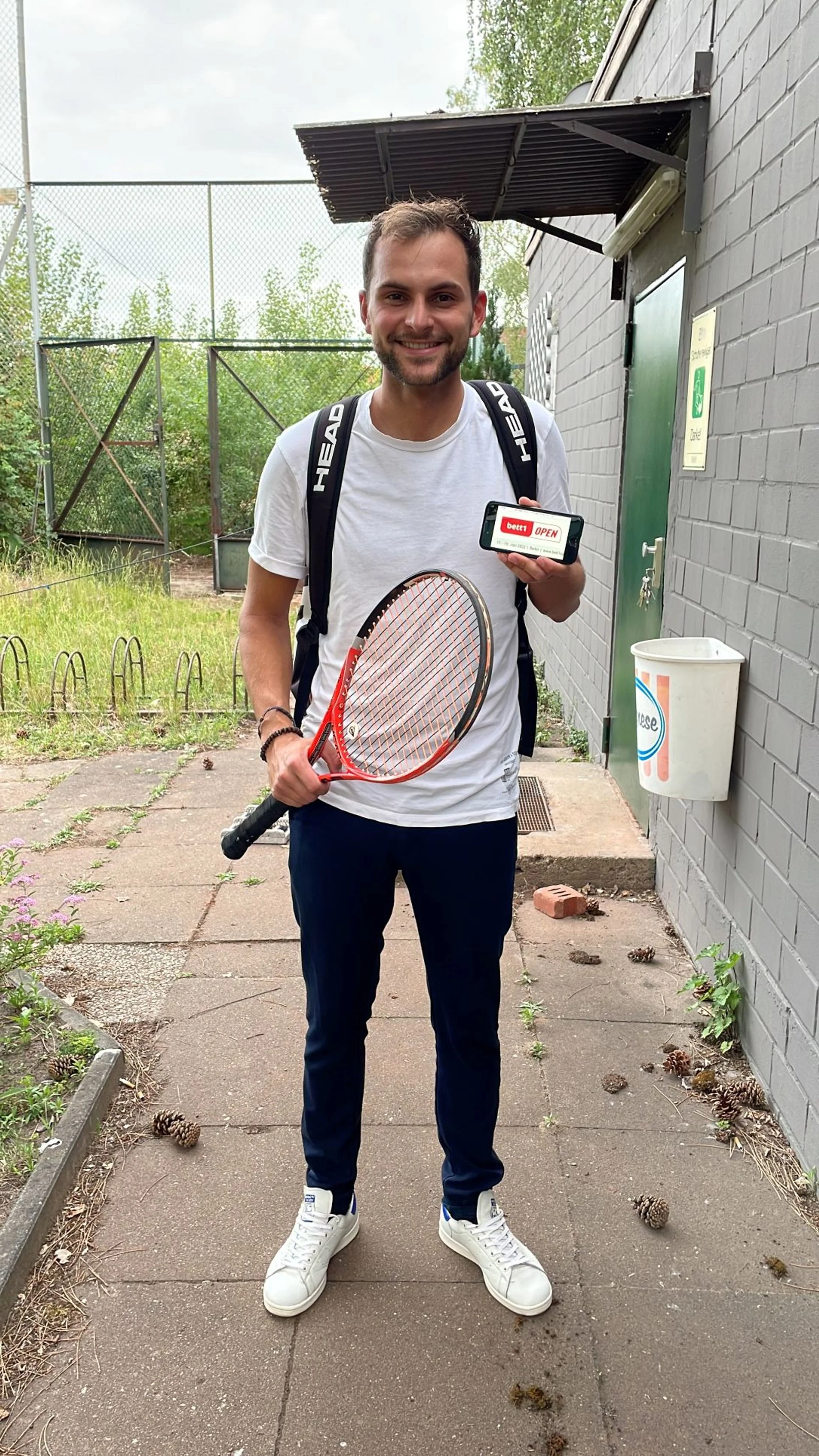 bild 12 - niels henning mit ticket smaller - 8731C521-8DB4-4245-B5BC-04178839196B.jpg